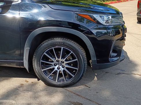 Used 2017 Toyota Highlander SE AWD/4WD image 2