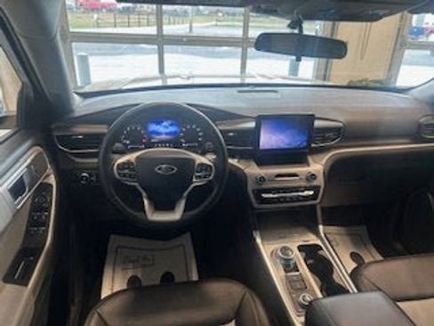 Used 2024 Ford Explorer XLT w/ Equipment Group 202A image 6