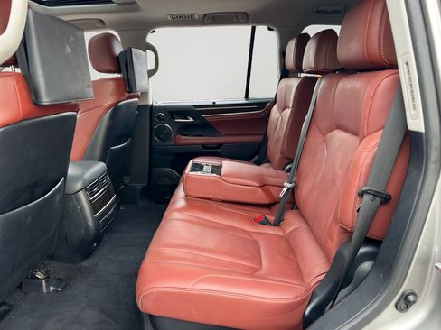 Used 2021 Lexus LX 570 4WD w/ Luxury Package image 11