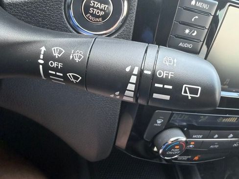 Used 2020 Nissan Rogue SV FWD image 25