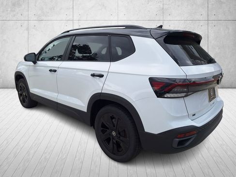 New 2026 Volkswagen Taos SE image 3