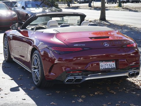 Used 2022 Mercedes-Benz SL 55 AMG 4MATIC w/ Driver Assistance Package image 10
