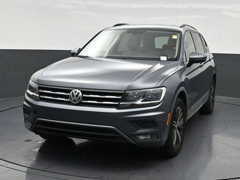 Used 2018 Volkswagen Tiguan SE w/ 18" Alloy Wheels Package FWD image 9
