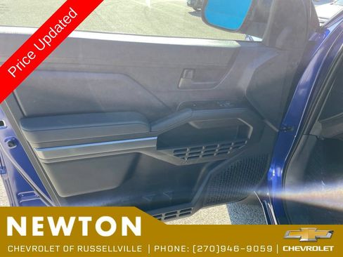 Used 2025 Toyota Tacoma SR5 AWD/4WD image 8