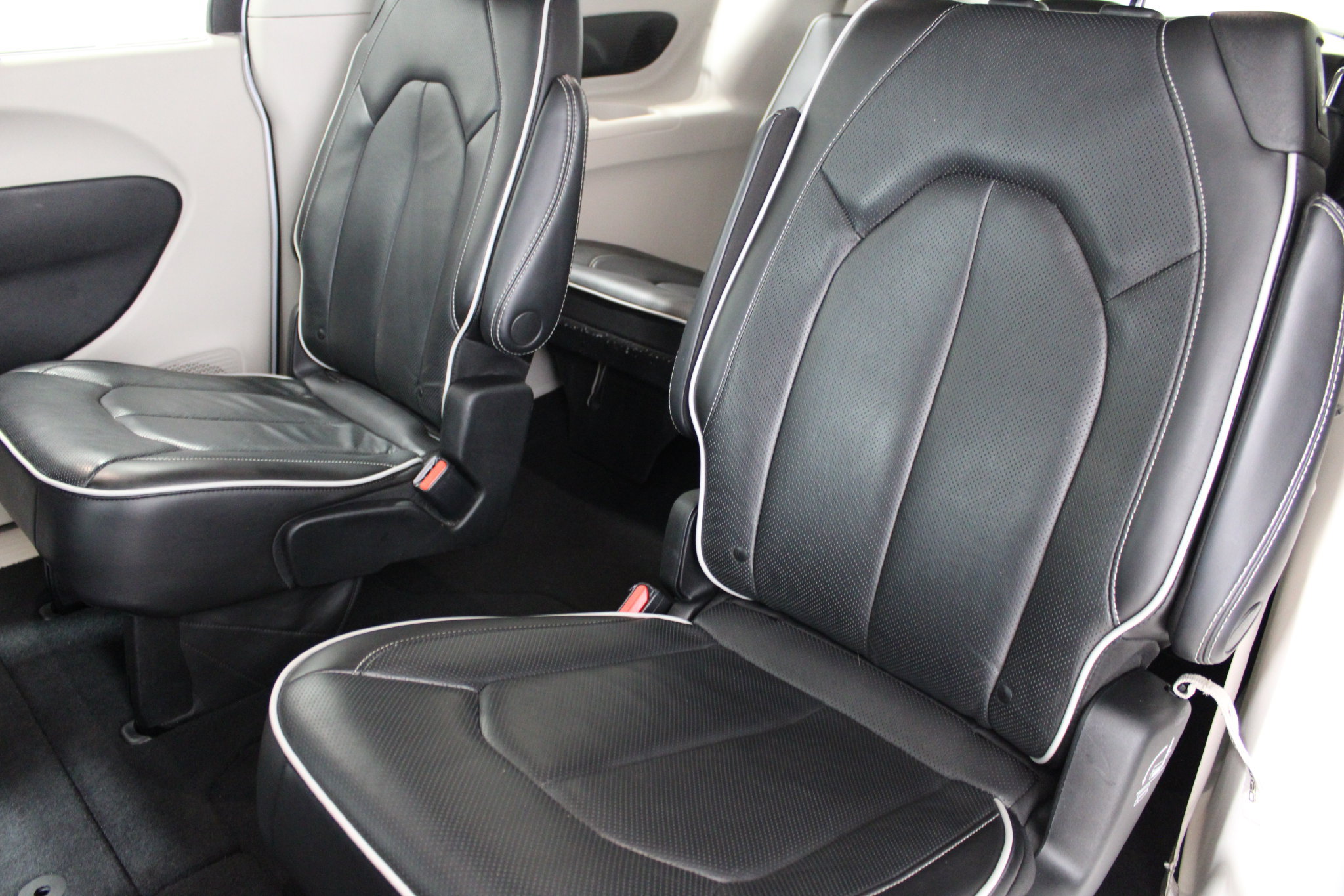 Used 2023 Chrysler Pacifica Limited FWD image 18