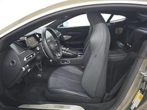 Used 2025 Aston Martin V8 Vantage Coupe RWD image 2