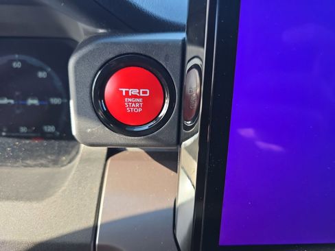 Certified 2025 Toyota Tacoma TRD Off-Road AWD/4WD image 19