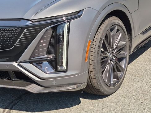 New 2026 Cadillac Lyriq V w/ Exterior Carbon Fiber Package AWD/4WD image 9