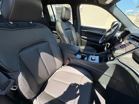 New 2025 Jeep Grand Cherokee Limited w/ Black Appearance Package image 33