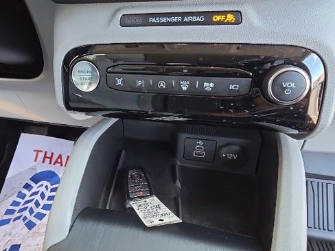 Certified 2025 Ford Escape Platinum w/ Premium Technology Package image 5