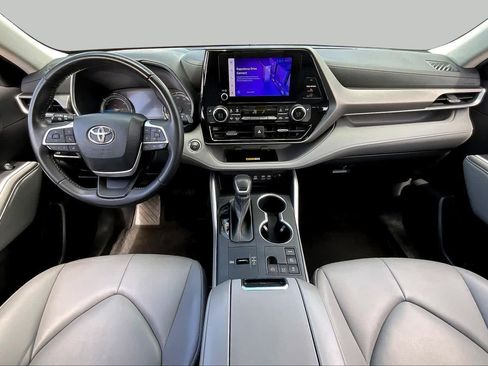 Used 2023 Toyota Highlander XLE AWD/4WD image 16