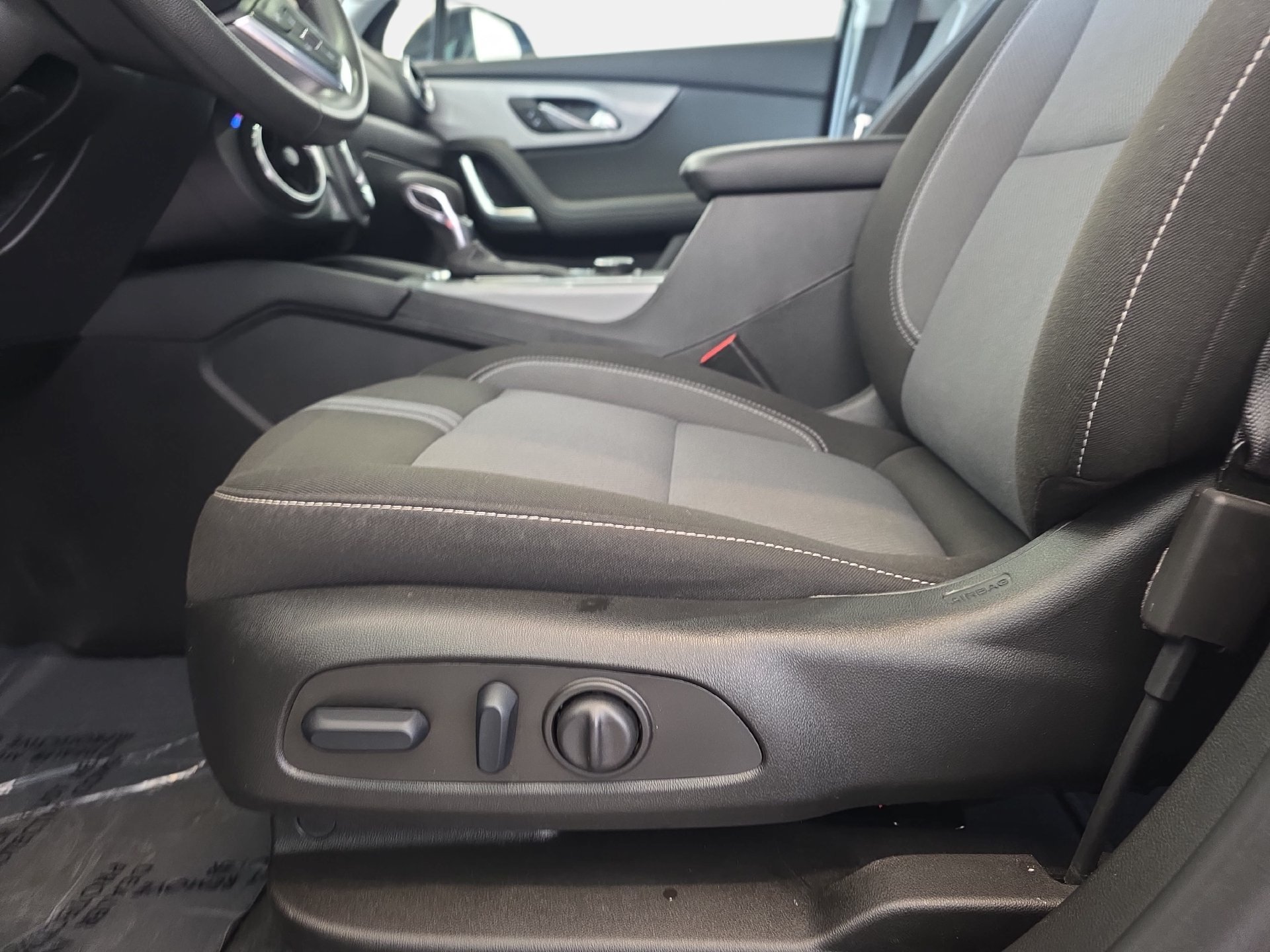 Used 2025 Chevrolet Blazer LT FWD image 27
