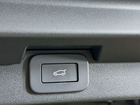 Used 2025 Land Rover Discovery Metropolitan Edition AWD/4WD image 49