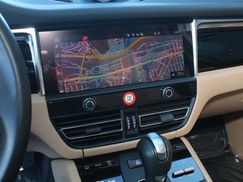 Certified 2025 Porsche Macan image 18