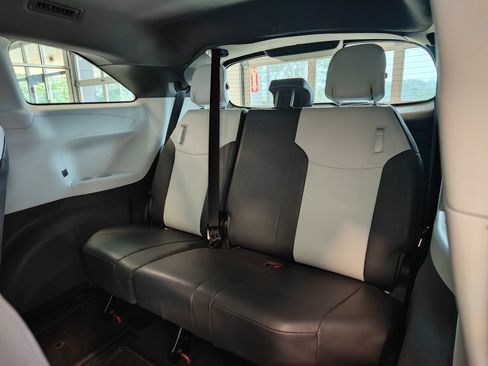Used 2023 Toyota Sienna XSE AWD/4WD image 13
