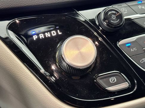 Used 2024 Chrysler Pacifica Touring-L image 21