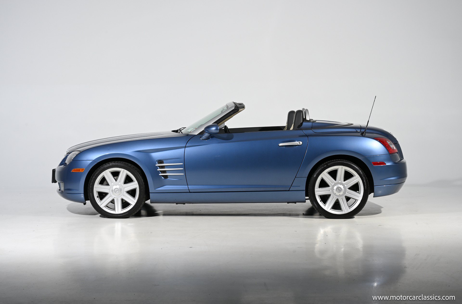 Used 2005 Chrysler Crossfire Limited RWD image 2