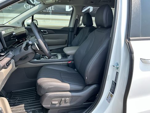New 2026 Kia Carnival EX FWD image 11