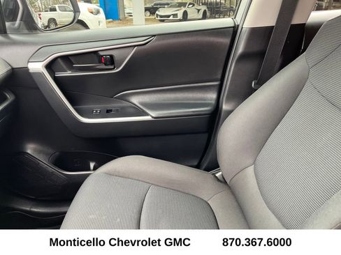 Used 2020 Toyota RAV4 LE image 18