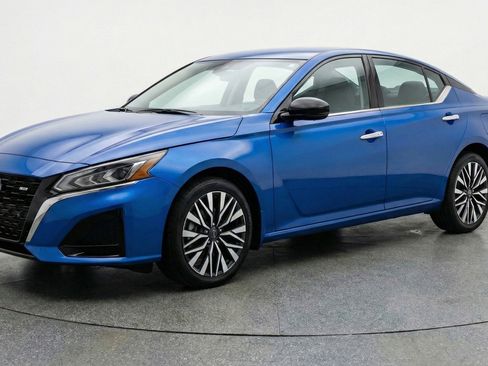 Used 2025 Nissan Altima 2.5 SV image 3