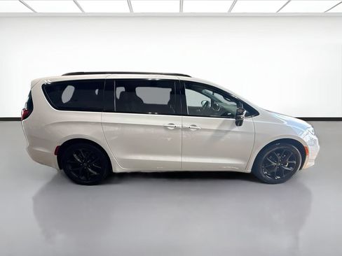Used 2025 Chrysler Pacifica Limited FWD image 4