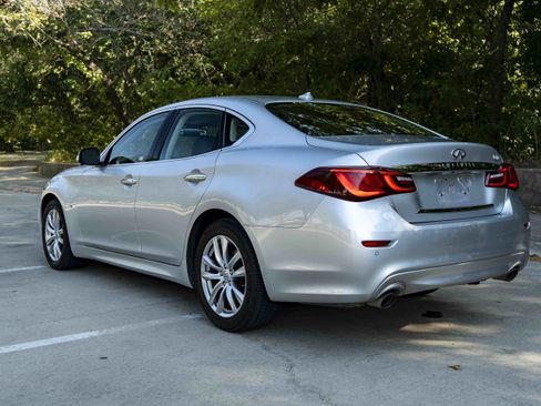Used 2018 INFINITI Q70 Luxe RWD image 7