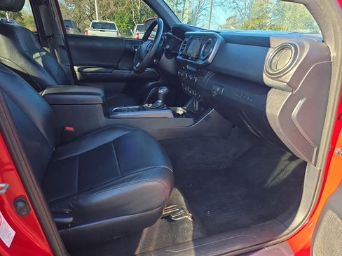 Used 2019 Toyota Tacoma TRD Sport image 15