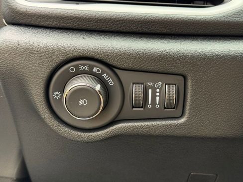 Used 2026 Chrysler Pacifica Select image 31