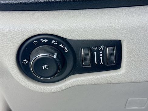 Used 2017 Chrysler Pacifica Touring-L FWD image 10