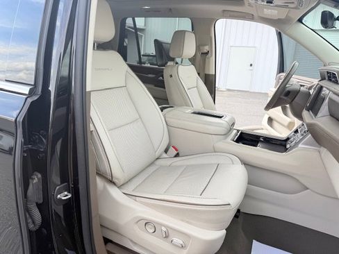 Used 2021 GMC Yukon Denali w/ Denali Premium Package image 25