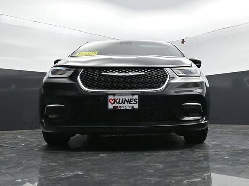 Used 2024 Chrysler Pacifica Touring-L FWD image 44