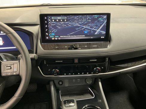 Used 2025 Nissan Rogue SL image 6