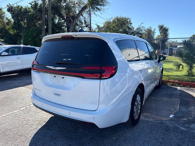 Used 2025 Chrysler Pacifica Select FWD image 7