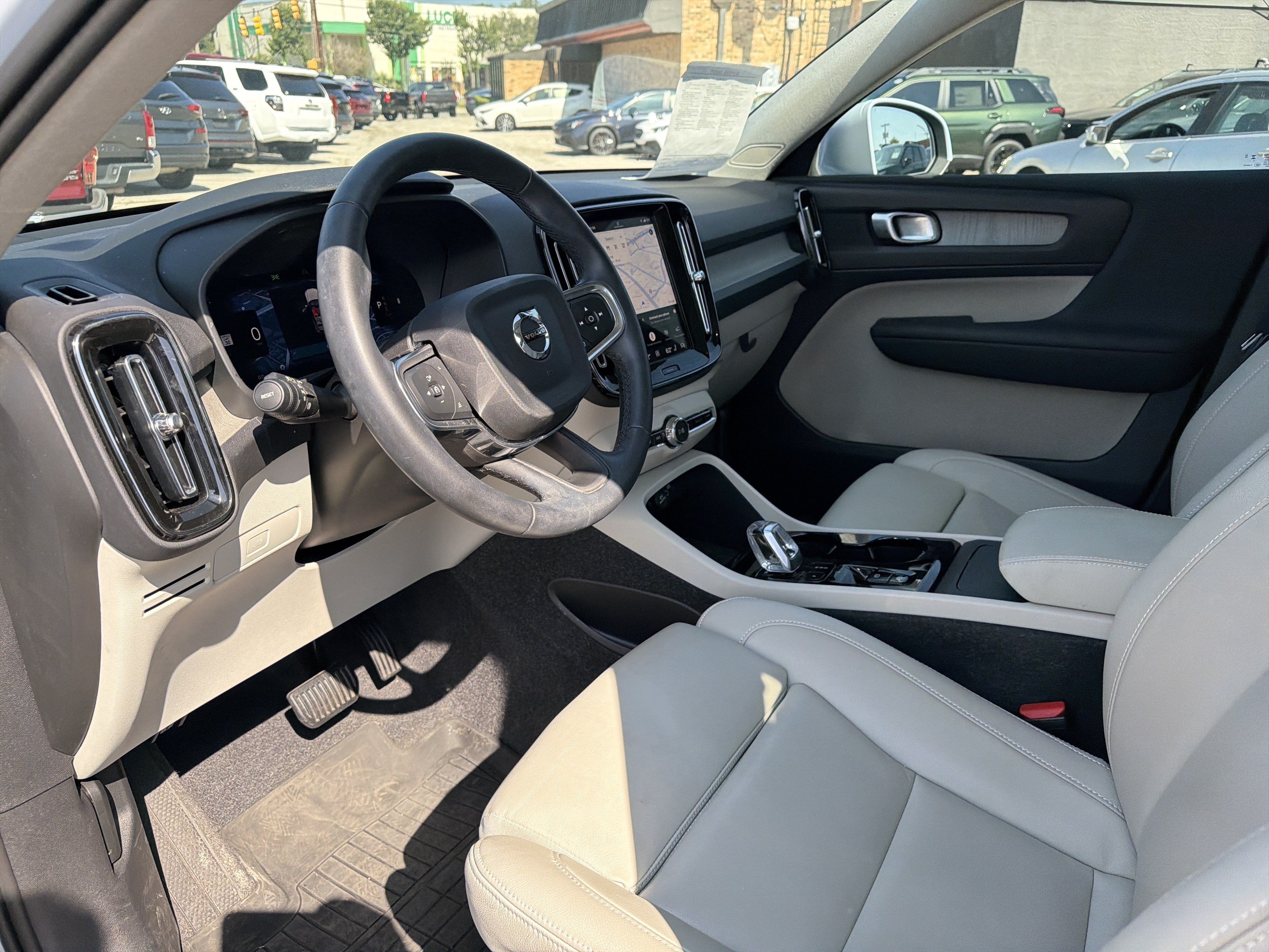 Used 2025 Volvo XC40 B5 Plus AWD/4WD image 22
