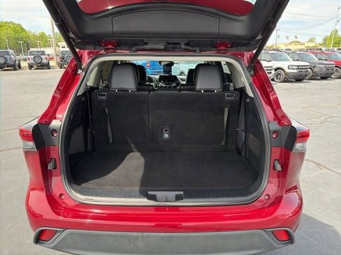 Used 2023 Toyota Highlander XLE image 11