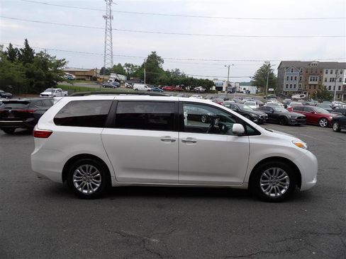 Used 2016 Toyota Sienna XLE image 8