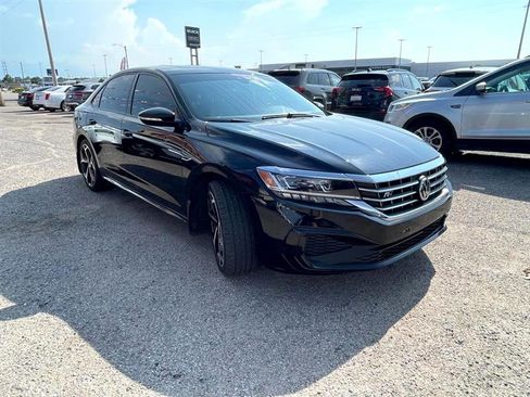 Used 2022 Volkswagen Passat 2.0T R-Line image 2