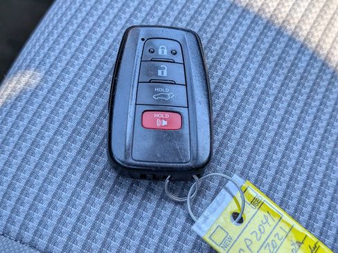 Used 2021 Toyota Highlander LE image 23