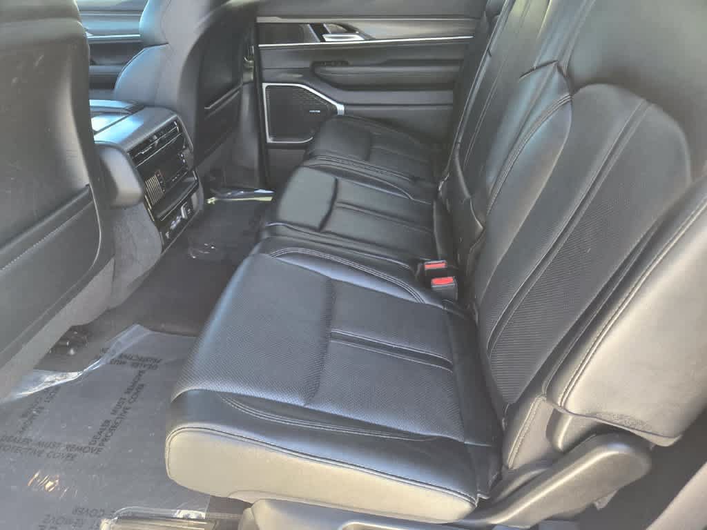 Used 2024 Jeep Wagoneer L Series II w/ Flexible Seating Group AWD/4WD image 12