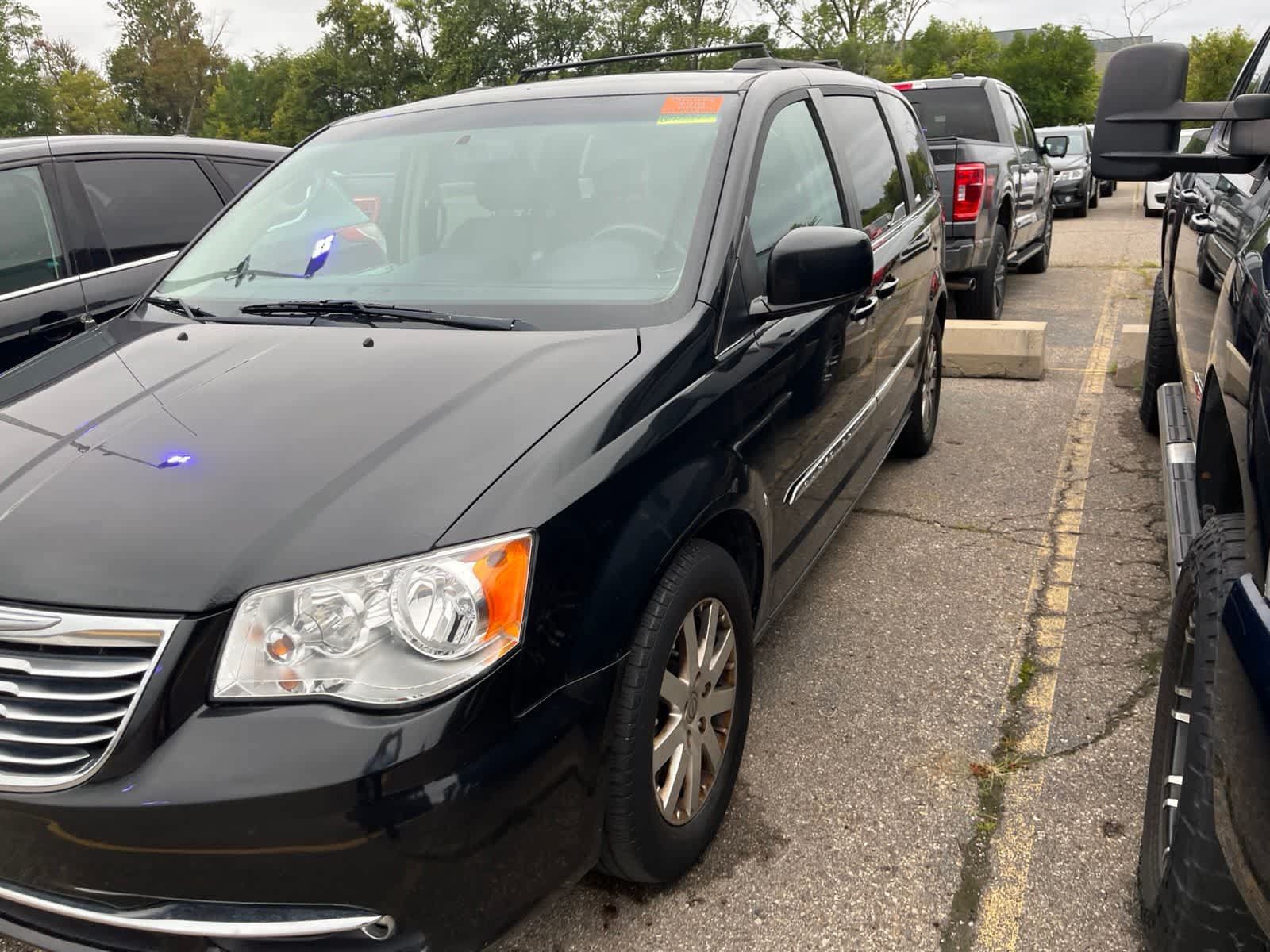 Used 2013 Chrysler Town & Country Touring FWD image 5