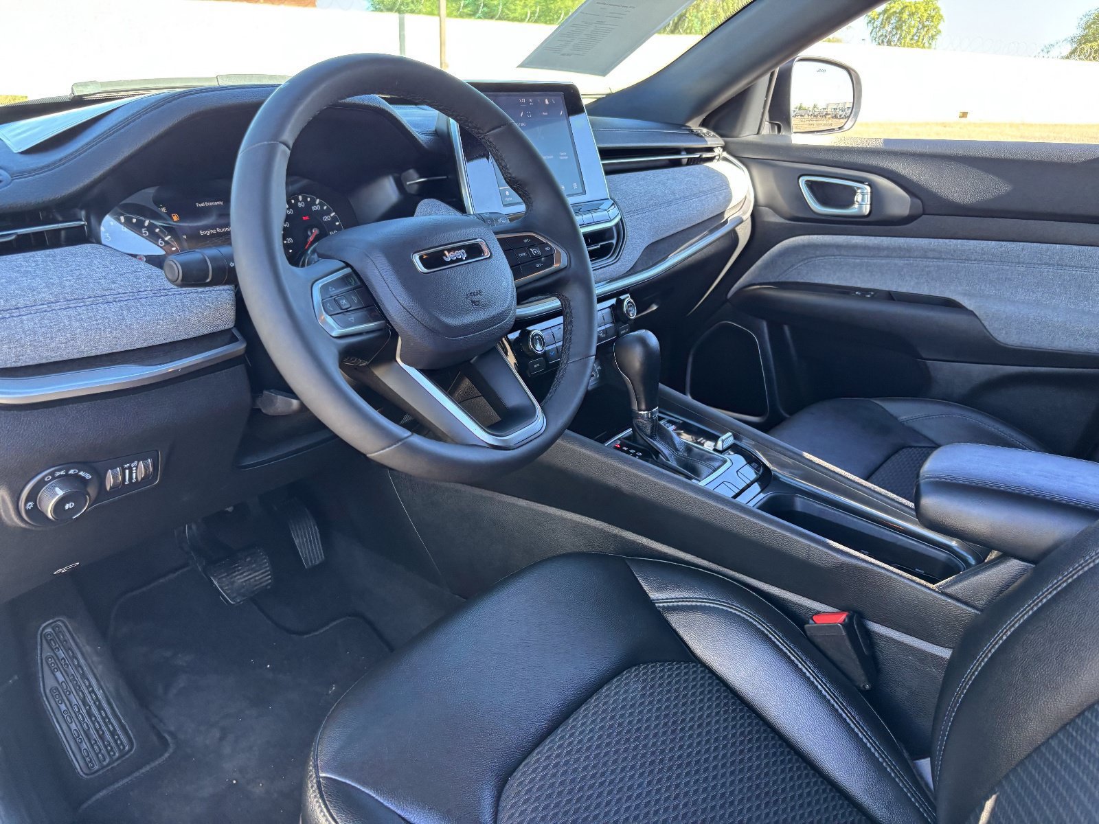 Used 2025 Jeep Compass Latitude AWD/4WD image 19