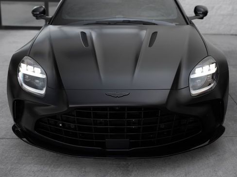 Used 2025 Aston Martin V8 Vantage Coupe image 22