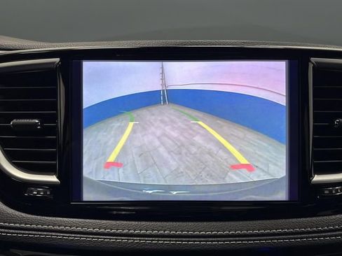 Used 2025 Chrysler Pacifica Limited image 11