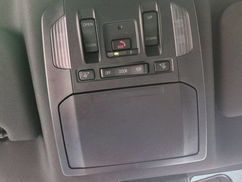 Used 2024 Toyota Highlander XSE FWD image 19