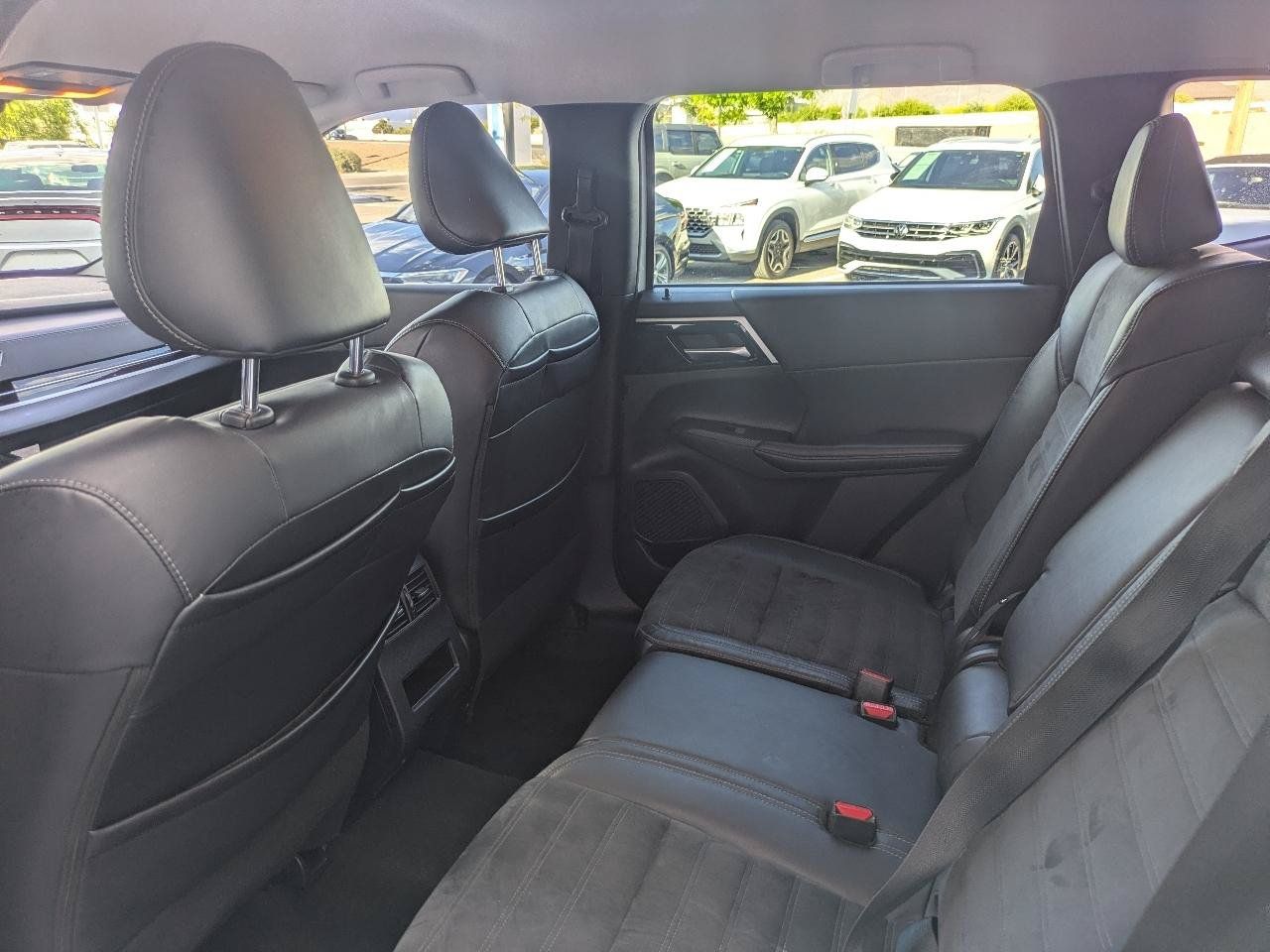 Used 2023 Mitsubishi Outlander SE FWD image 14