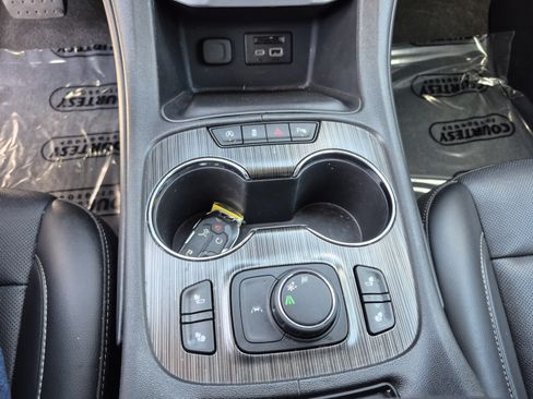 Used 2023 GMC Acadia SLT FWD image 29