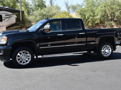 Used 2019 GMC Sierra 2500 Denali AWD/4WD image 1