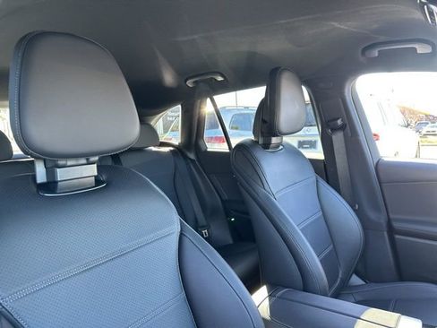 Used 2025 Mercedes-Benz GLC 300 4MATIC image 29