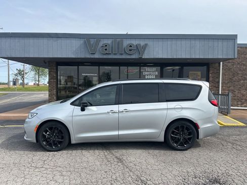 Used 2023 Chrysler Pacifica Limited w/ Uconnect Theater Family Group FWD image 3