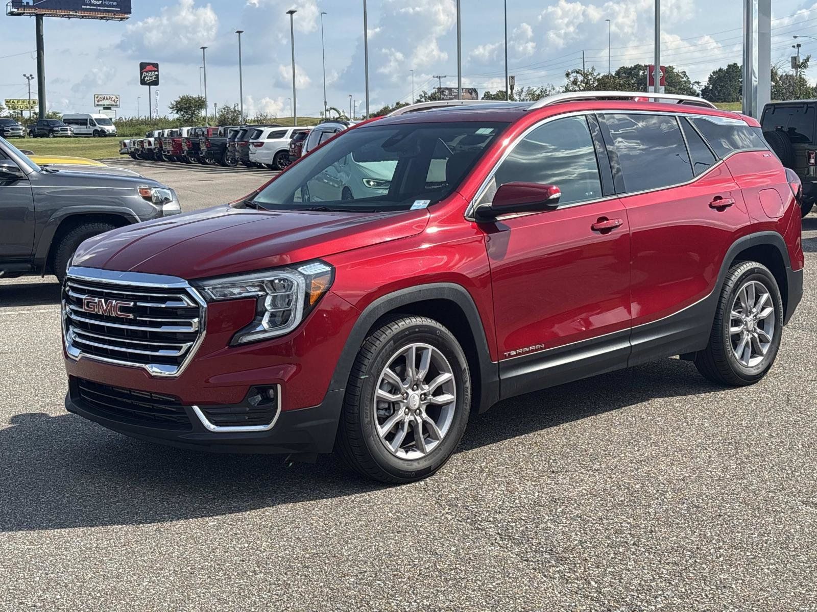 Used 2024 GMC Terrain SLT FWD image 1